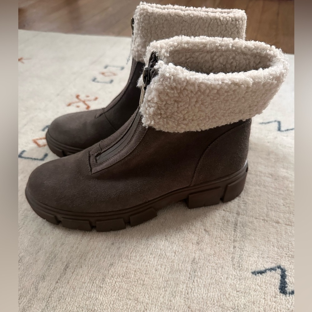 Blondo women's boots, size 8.  Never worn